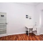 Houze Spacious 9 Bedroom Flat In Central Lisbon *